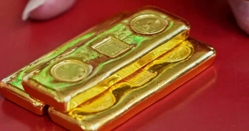 Cena zlata pokračuje v poklese, investori sledujú ďalší vývoj na trhoch