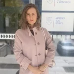 Dcéru sedem rokov nevidela, rieši to súd. Otec odpovedal AI fotkou kosáka a kladiva