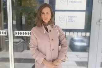 Dcéru sedem rokov nevidela, rieši to súd. Otec odpovedal AI fotkou kosáka a kladiva