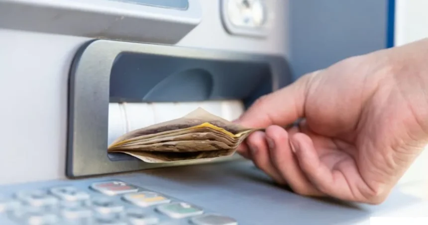 Desaťkrát neoprávnene vybral peniaze z bankomatu, polícia začala trestné stíhanie