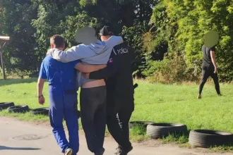 Dôchodca skončil v potoku, keď chcel zachrániť ježka