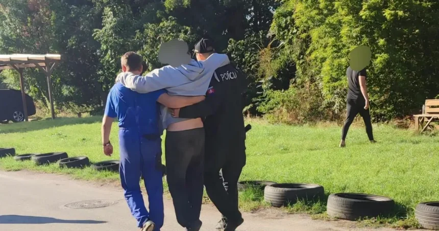 Dôchodca skončil v potoku, keď chcel zachrániť ježka