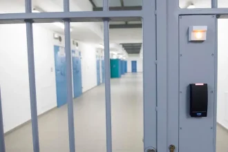 Dvaja mladiství obvinení z prípravy úkladnej vraždy zostávajú vo väzbe