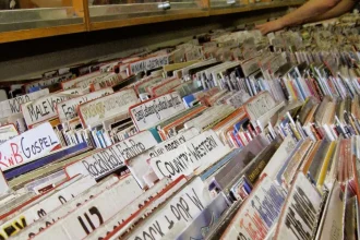 EÚ chcela stopnúť lacné balíky z Temu. Nové pravidlá predražili kapelám predaj vinylov