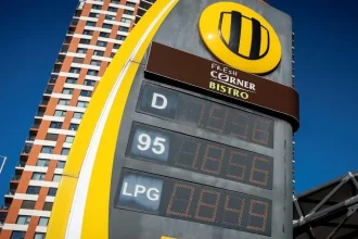 Fico chce vyriešiť drahý benzín zavedením stropu na ceny