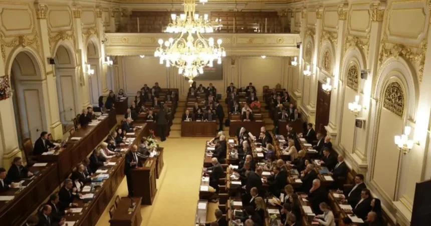 Inflácia postupom času spôsobuje eróziu hodnoty peňazí