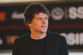 Jesse Eisenberg: Terapeut mi každý týždeň vraví, že nemusím zomierať. Ale trpieť treba