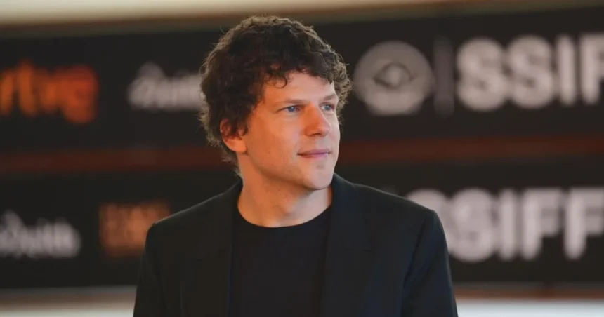 Jesse Eisenberg: Terapeut mi každý týždeň vraví, že nemusím zomierať. Ale trpieť treba
