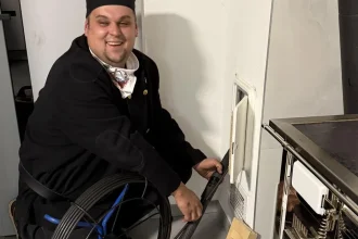 Komín nemusí na pohľad pôsobiť nebezpečne, no prvé zakúrenie môže odhaliť jeho problém.