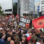 Kosovo očakáva verdikt v procese s exprezidentom Thacim, tisíce ľudí protestovali