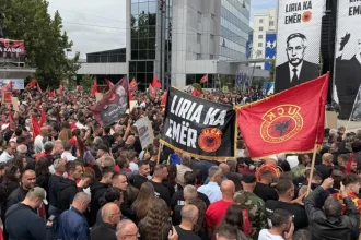 Kosovo očakáva verdikt v procese s exprezidentom Thacim, tisíce ľudí protestovali