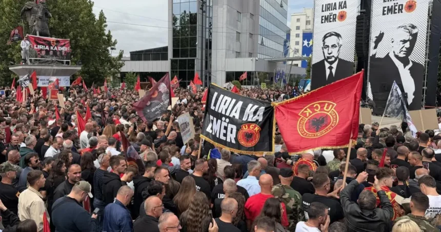 Kosovo očakáva verdikt v procese s exprezidentom Thacim, tisíce ľudí protestovali