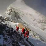 Lavína na nepálskom vrchu Himlung Himal zabila dvoch ľudí, 14 sa nezvestných