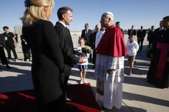 Lev XIV. priletel do Francúzska, je to prvá pápežova návšteva po 18 rokoch