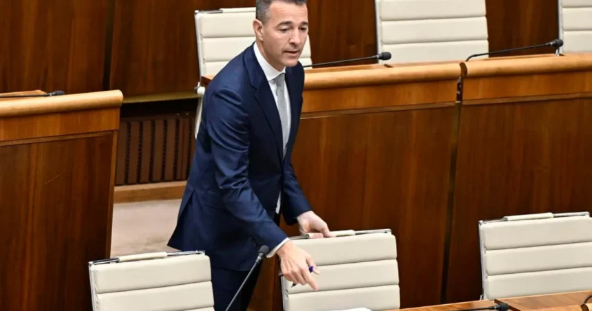 Minister Drucker predstavil svoj plán poslancom