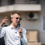 Muž oblial vínom Pétera Magyara počas verejného podujatia