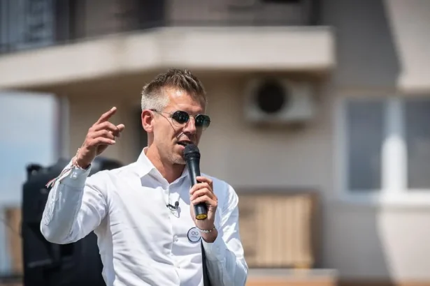 Muž oblial vínom Pétera Magyara počas verejného podujatia