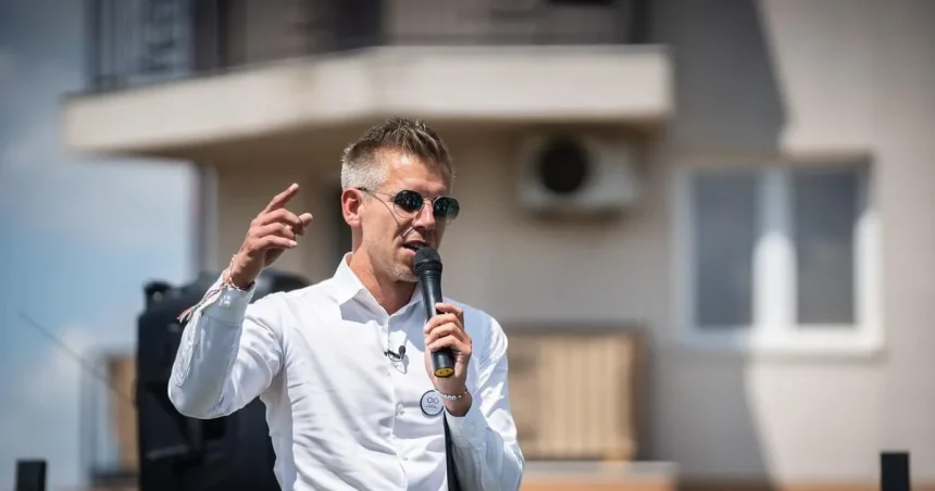 Muž oblial vínom Pétera Magyara počas verejného podujatia