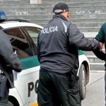 Muž sekerou búchal po dverách a vyhrážal sa družke smrťou, tá s deťmi ušla oknom