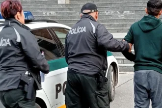 Muž sekerou búchal po dverách a vyhrážal sa družke smrťou, tá s deťmi ušla oknom