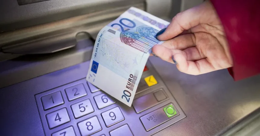 Mzdy v eurozóne v druhom štvrťroku medziročne vzrástli o tri percentá
