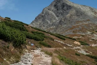 Na Kriváň tri dni nevyjdete. Pod vrcholom hrozí pri prácach uvoľnenie skál