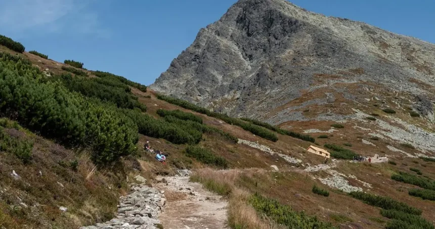 Na Kriváň tri dni nevyjdete. Pod vrcholom hrozí pri prácach uvoľnenie skál