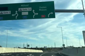 Na novom turbokruháči vodiči hľadajú Košice, na tabuli nie sú, idú cez Zvolen a Miskolc