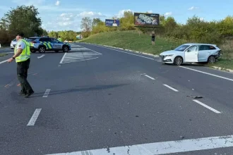 Nehoda motorky s autom skomplikovala dopravu pri Záhorskej Bystrici