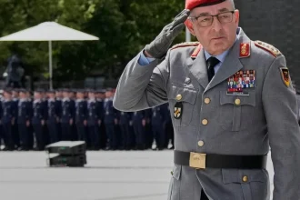 Nemecký generál Carsten Breuer bol zvolený za nového predsedu vojenského výboru NATO.