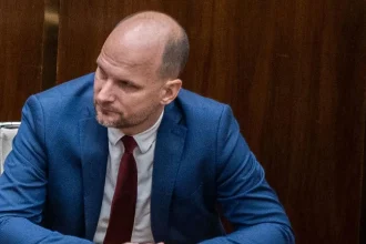 Opozícia ostro kritizuje opakované presúvanie