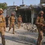 Pakistanská armáda oslobodila rukojemníkov unesených militantmi.