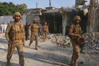 Pakistanská armáda oslobodila rukojemníkov unesených militantmi.