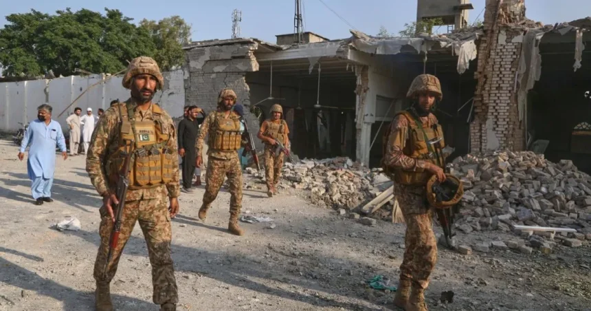 Pakistanská armáda oslobodila rukojemníkov unesených militantmi.