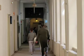 Polícia mučila podozrivého, na hlave páska, použila paralyzér. Pred súdom v kapucniach