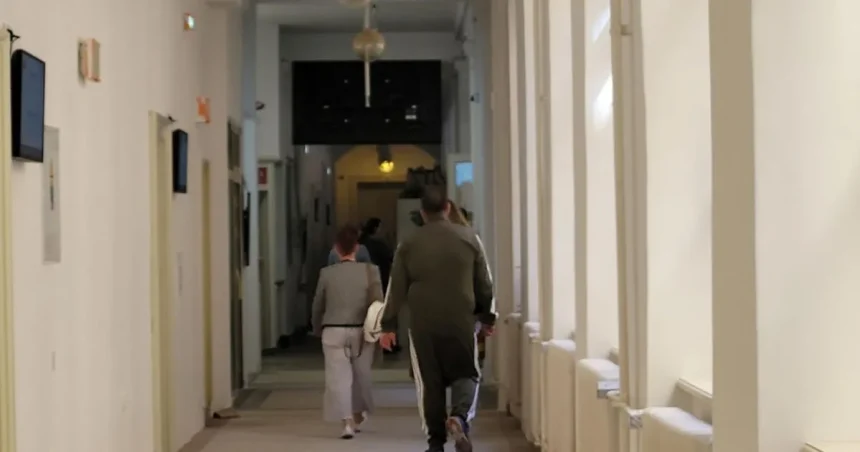 Polícia mučila podozrivého, na hlave páska, použila paralyzér. Pred súdom v kapucniach