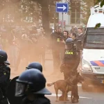 Polícia sa v Haagu dostala do stretu s protestujúcimi davmi