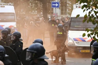 Polícia sa v Haagu dostala do stretu s protestujúcimi davmi