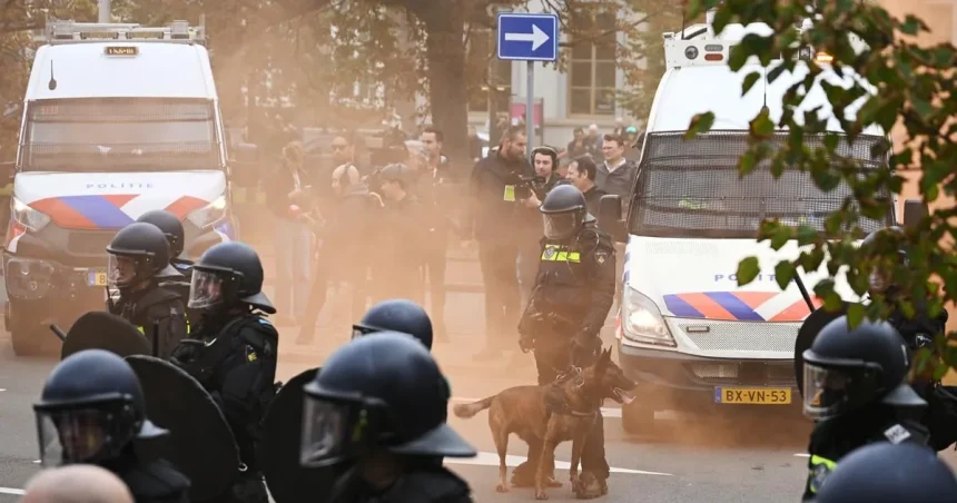 Polícia sa v Haagu dostala do stretu s protestujúcimi davmi