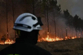 Požiar zachvátil desatinu turistami vyhľadávaného chorvátskeho ostrova Brač