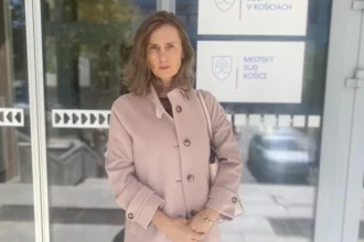 Prišla o sedem rokov s dcérou. Súd zveril dieťa matke, no je s otcom v Rusku