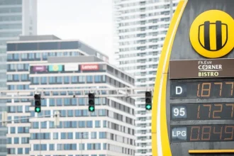 Šéf Slovnaftu pripustil rast ceny nafty nad dve eurá za liter