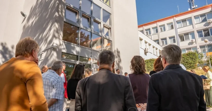 Seniori dostali nový výťah, no starý bazén už 15 rokov slúži na cvičenie