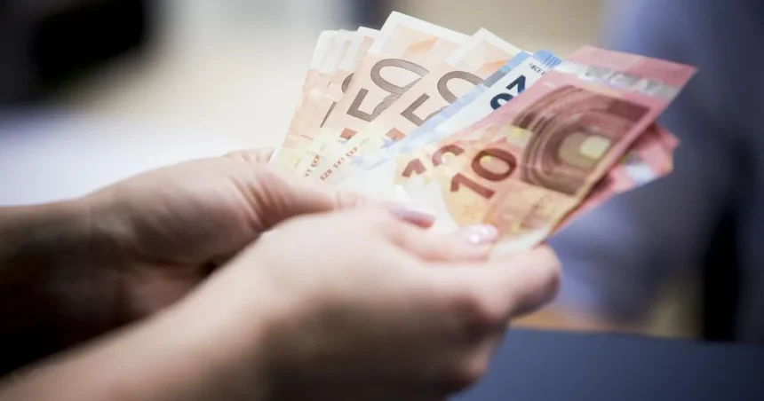 Slováci si pri nedostatku peňazí požičiavajú čoraz viac