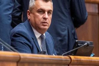 SNS sa dohodla s Huliakovcami, podporia zrušenie voľby poštou