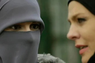 Taliansko zvažuje zákaz nosenia závojov v školách