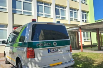 Tínedžer sa vyhrážal sekerou v základnej škole. Ľudia zo Staškova majú strach