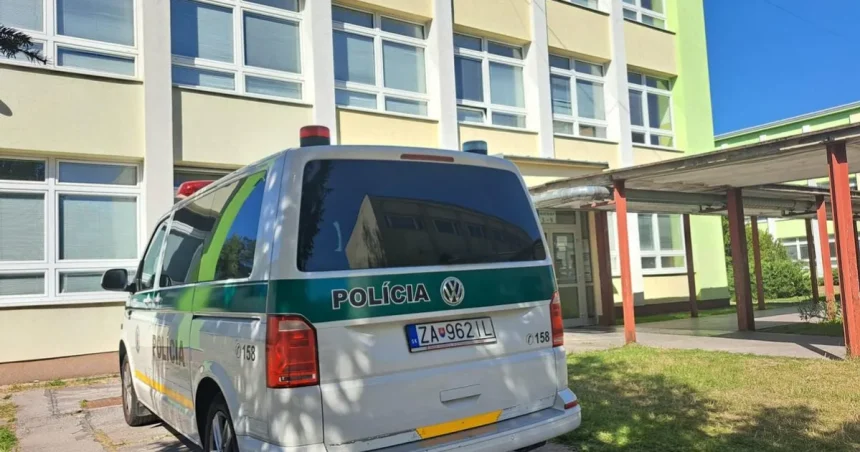 Tínedžer sa vyhrážal sekerou v základnej škole. Ľudia zo Staškova majú strach