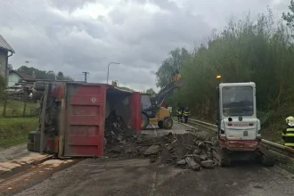 Tragická nehoda vo Svrčinovci: kamión sa prevrátil, vodič neprežil