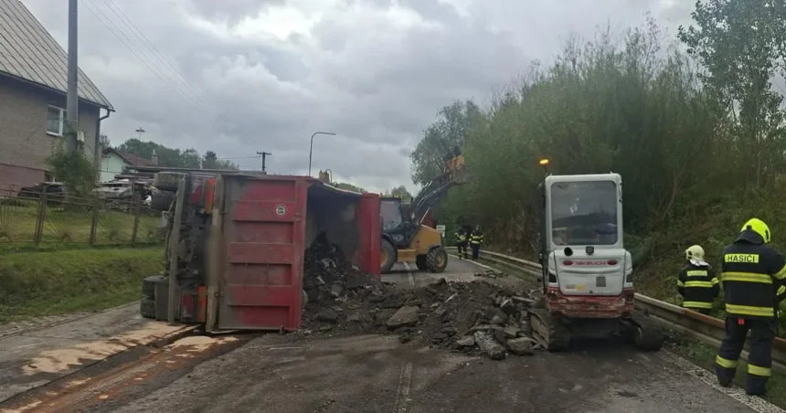 Tragická nehoda vo Svrčinovci: kamión sa prevrátil, vodič neprežil